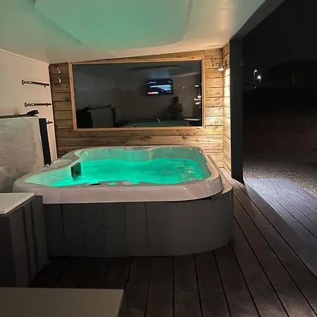 The Pump House Hot Tub Retreat Outskirts Of Leeds Leeds (West Yorkshire)