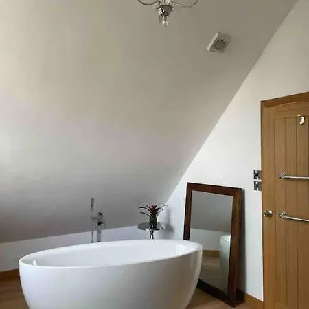 The Pump House Hot Tub Retreat Outskirts Of Leeds Holiday home