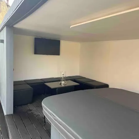 The Pump House Hot Tub Retreat Outskirts Of Leeds Holiday home Leeds (West Yorkshire)