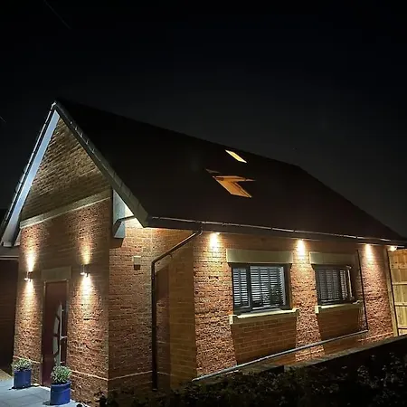The Pump House Hot Tub Retreat Outskirts Of Leeds *